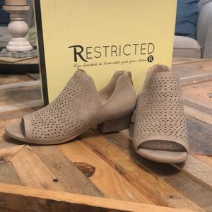 Restricted Draven taupe sandal size 7